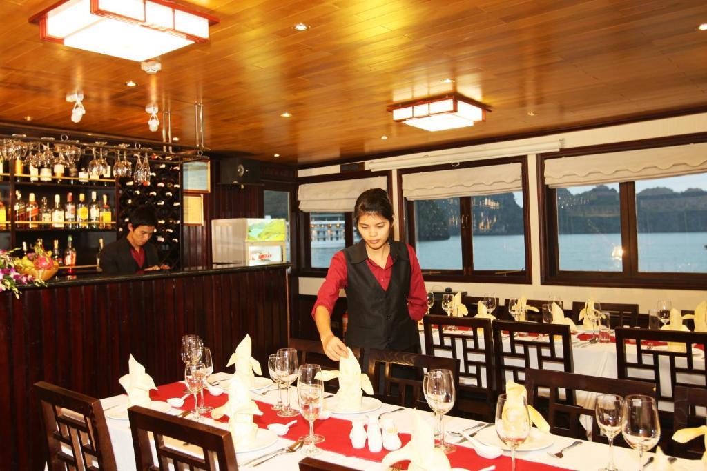 Garden Bay Premium Cruise Hotell Ha Long Exteriör bild